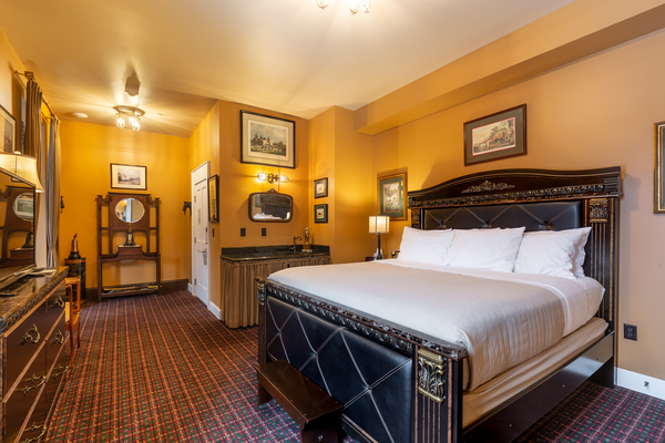 The Equestrian Suite - Room 205 Photo 4