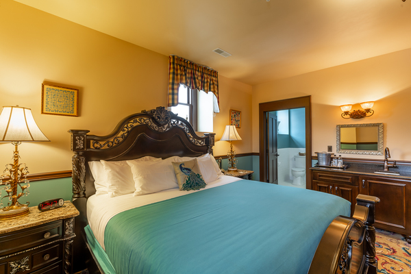 Peacock Room - Room 302 Photo 4