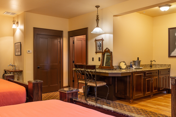 The Amelia Earhart Suite - Room 304 Photo 4