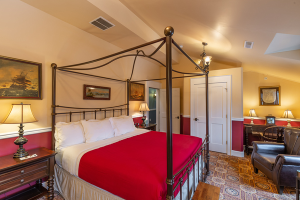 Canopy Room - Room 305 Photo 1